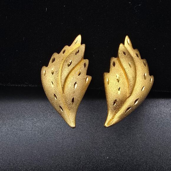 Keys Gold Tone Clip On Screw Back Earrings Bud Leaf Shape Vintage - Picture 5 of 8